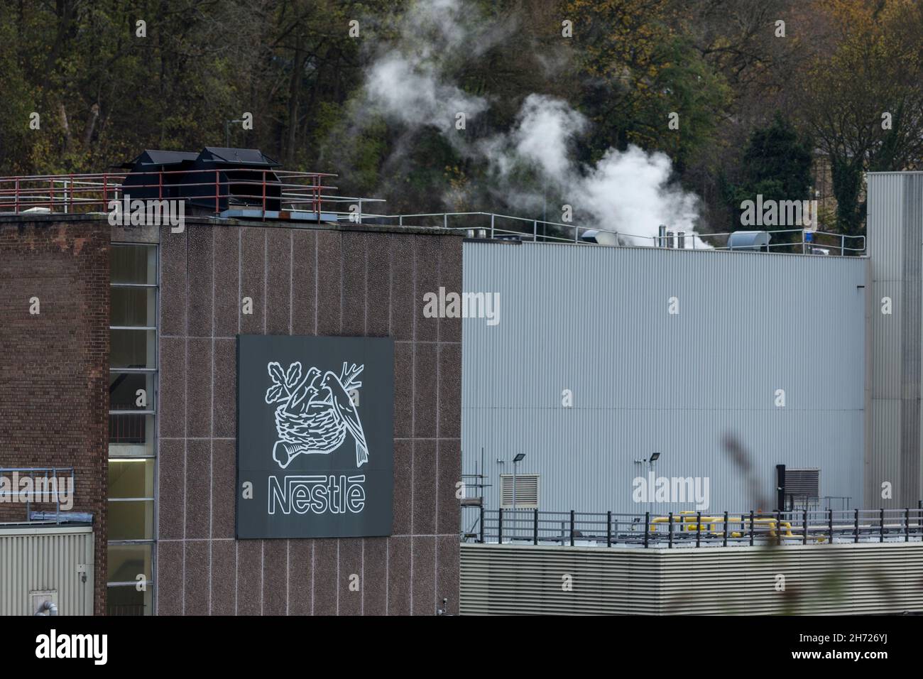 Rowntree Mackintosh Confectionery war ein britisches Süßwarenunternehmen, das durch die Fusion von Rowntree's und John Mackintosh Co. Gegründet wurde. Das Unternehmen war berühmt für die Herstellung bekannter Schokoladenmarken, darunter Kit Kat, Aero und Quality Street. Das Unternehmen wurde 1988 von Nestlé gekauft, das viele Produkte unter seiner eigenen Marke umfirmiert. Rowntree Mackintosh Confectionery besaß auch John Mackintosh Co., das ehemalige Hauptquartier und die Fabrik. Die Fabrik mit Sitz in Halifax wird heute noch genutzt, die sich neben dem Bahnhof von Halifax für die Produktion der Quality Street befindet Stockfoto