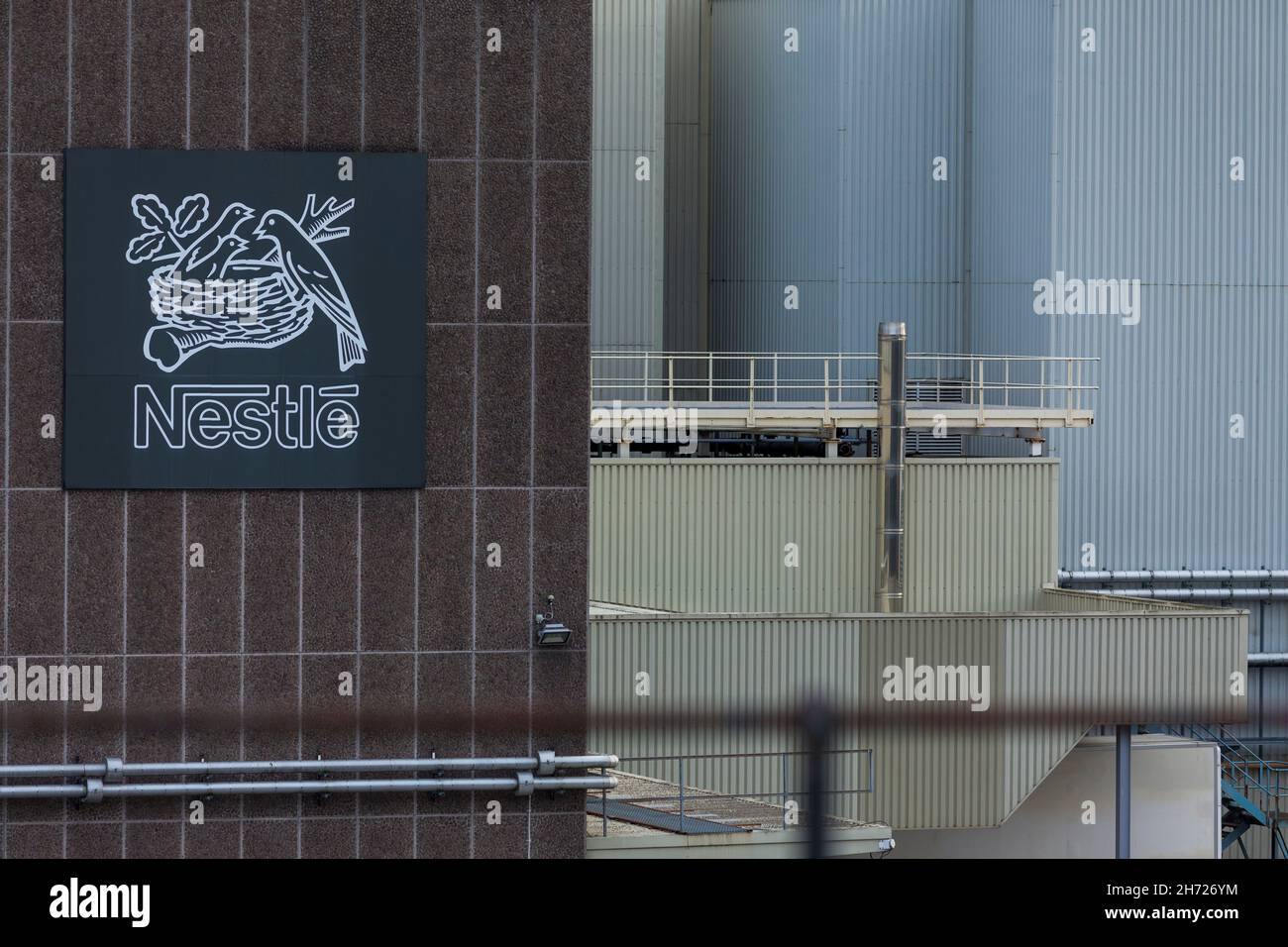 Rowntree Mackintosh Confectionery war ein britisches Süßwarenunternehmen, das durch die Fusion von Rowntree's und John Mackintosh Co. Gegründet wurde. Das Unternehmen war berühmt für die Herstellung bekannter Schokoladenmarken, darunter Kit Kat, Aero und Quality Street. Das Unternehmen wurde 1988 von Nestlé gekauft, das viele Produkte unter seiner eigenen Marke umfirmiert. Rowntree Mackintosh Confectionery besaß auch John Mackintosh Co., das ehemalige Hauptquartier und die Fabrik. Die Fabrik mit Sitz in Halifax wird heute noch genutzt, die sich neben dem Bahnhof von Halifax für die Produktion der Quality Street befindet Stockfoto