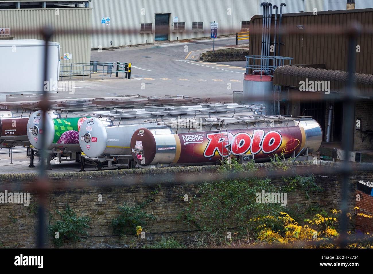 Rowntree Mackintosh Confectionery war ein britisches Süßwarenunternehmen, das durch die Fusion von Rowntree's und John Mackintosh Co. Gegründet wurde. Das Unternehmen war berühmt für die Herstellung bekannter Schokoladenmarken, darunter Kit Kat, Aero und Quality Street. Das Unternehmen wurde 1988 von Nestlé gekauft, das viele Produkte unter seiner eigenen Marke umfirmiert. Rowntree Mackintosh Confectionery besaß auch John Mackintosh Co., das ehemalige Hauptquartier und die Fabrik. Die Fabrik mit Sitz in Halifax wird heute noch genutzt, die sich neben dem Bahnhof von Halifax für die Produktion der Quality Street befindet Stockfoto