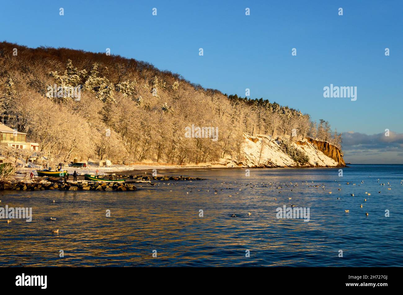 Schneebedeckte Klippe in Gdynia Orlowo. Winterlandschaft, Ostsee, Polen. Stockfoto