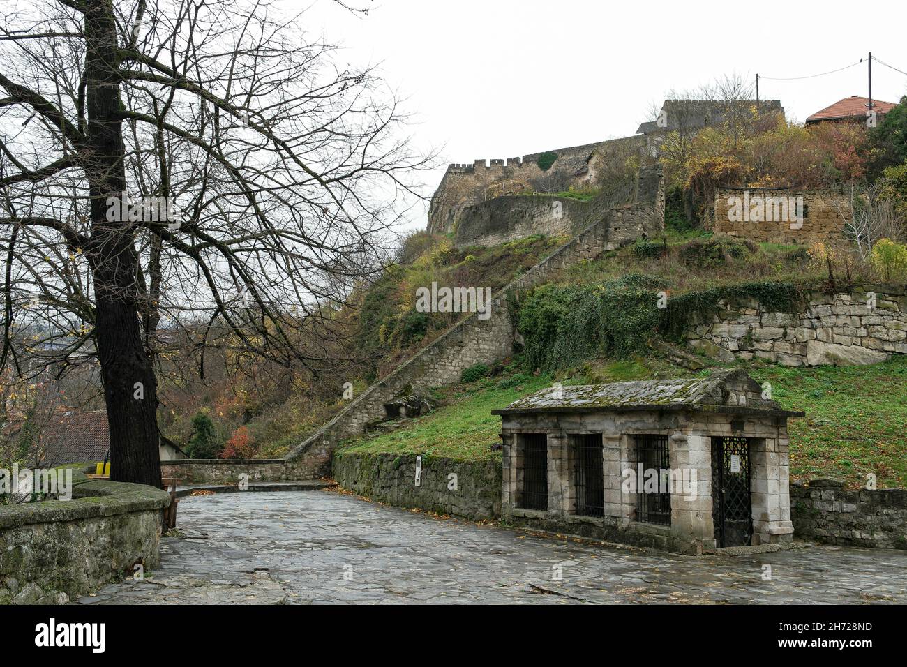 Eintritt in die Katakomben/unterirdische Kirche in Jajce (Nationaldenkmal, Bosnien und Herzegowina) Stockfoto