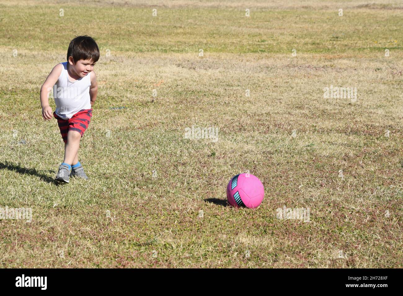 Zwei Jahre alte Lining bis zum Kick Fußball Stockfoto