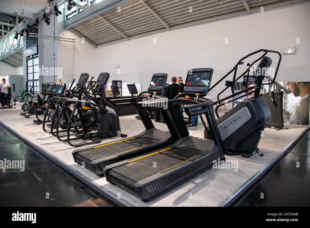 Fitnessgeräte von Matrix bei der FitnessConnect Messe am 19.11.2021 in München. - Fitnessgeräte von Matrix auf der Messe Fitness Connect am 19. November 2021 in München. (Foto: Alexander Pohl/Sipa USA) Quelle: SIPA USA/Alamy Live News Stockfoto