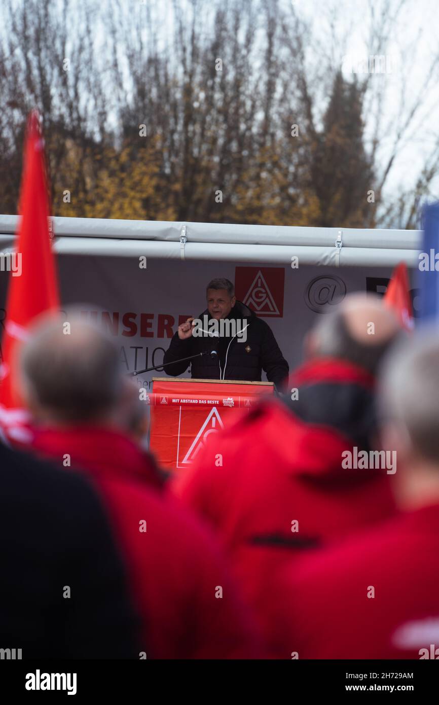 Redner*in auf Bühne vor dem IG-Metal Logo. Am 19. November 2021 demonstraten hunderter Teilnehmer*innen gegen die Schließung des Bosch Werks in München. Dafür resten aus ganz Deutschland verbänden an und sammeln sich vor dem Bosch Werk. * Sprecher auf der Bühne vor dem IG-Metal Logo. Am 19. November 2021 demonstrierten Hunderte von Teilnehmern gegen die Schließung des Bosch-Werks in München. Dafür reisten Vereine aus ganz Deutschland an und versammelten sich vor der Fabrik. (Foto: Alexander Pohl/Sipa USA) Quelle: SIPA USA/Alamy Live News Stockfoto