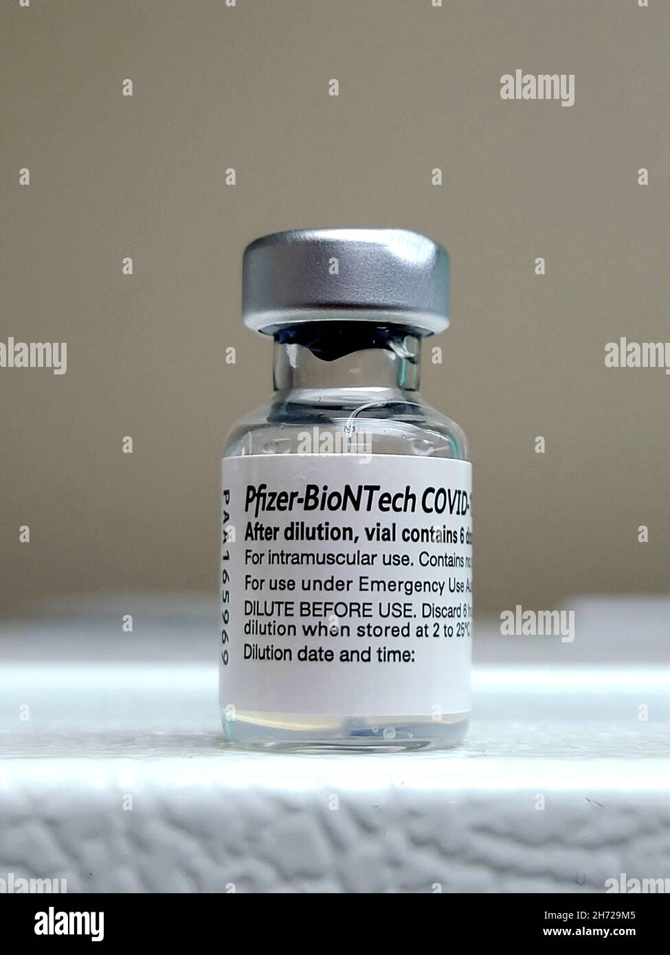CYPRESS, USA - 21. Oktober 2021: Vertikale Nahaufnahme eines offenen Fläschchens mit Pfizer Covid-19-Impfstoff Stockfoto
