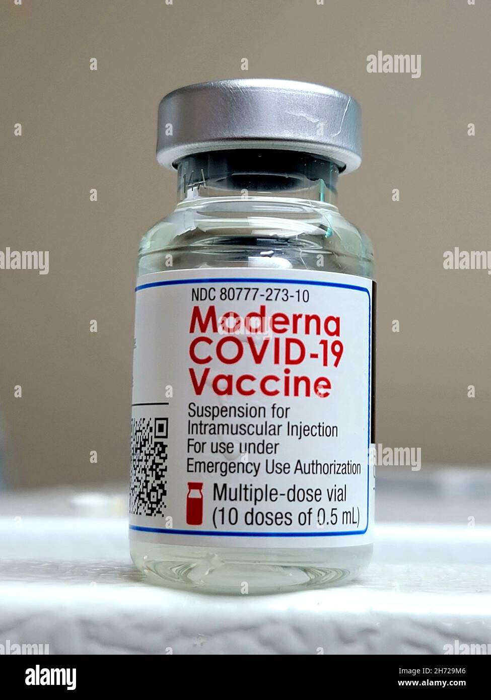 CYPRESS, USA - 21. Oktober 2021: Vertikale Nahaufnahme eines offenen Fläschchens mit dem Impfstoff Moderna covid-19 Stockfoto