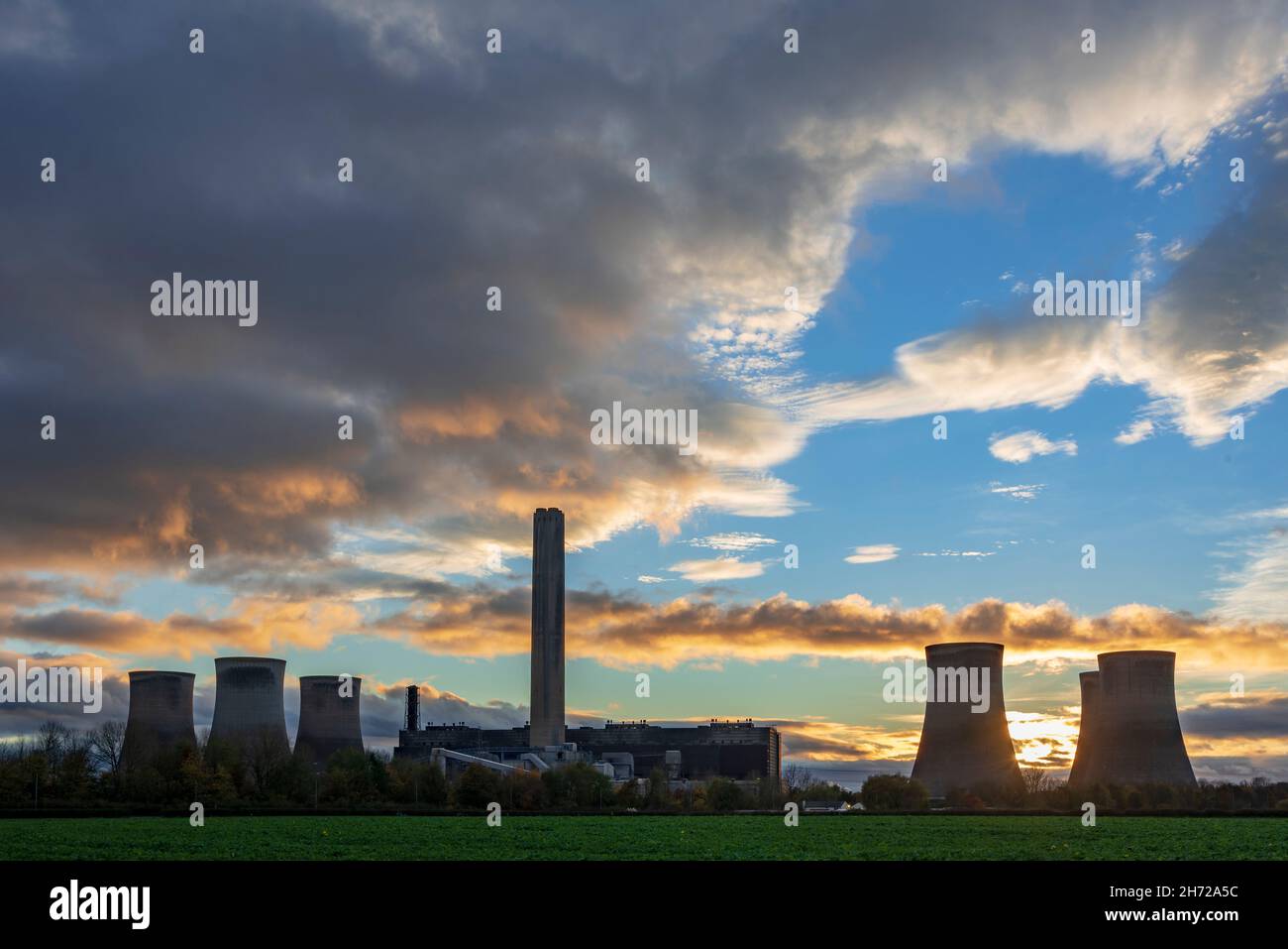 Sonnenuntergang für Kohlekraftwerke im Kraftwerk Fiddlers Ferry, das für den Abriss bestimmt ist. Stockfoto