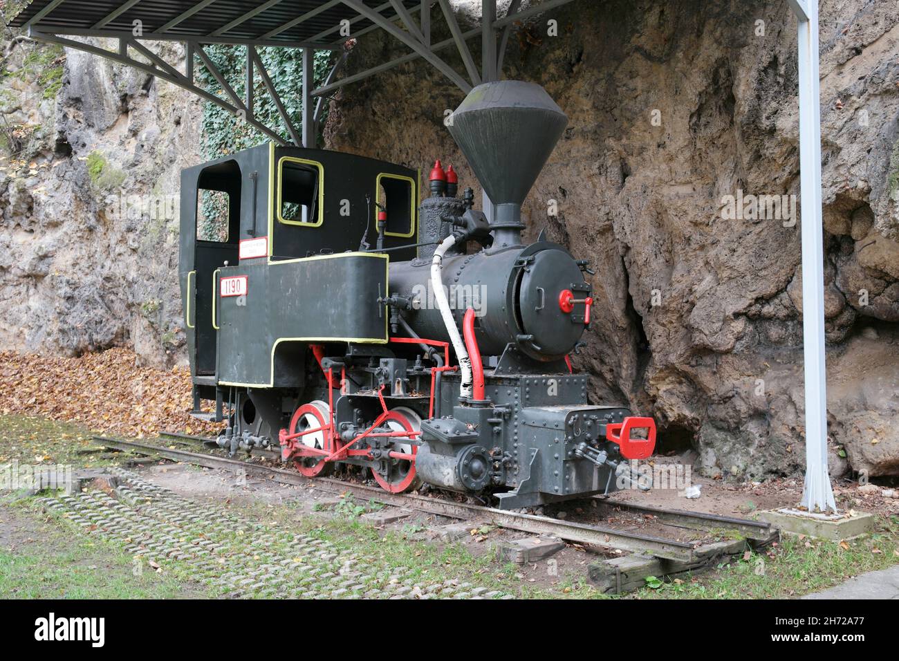 Dampflokomotive „Little Partisan“ neben dem Museum zur Sitzung des AVNOJ (Antifaschistischer Rat für die Volksbefreiung Jugoslawiens 2nd) Stockfoto