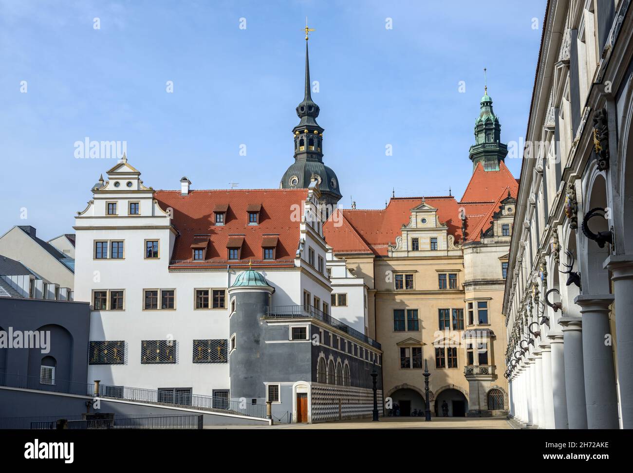 Anzeigen von Ställen Innenhof (stallhof) in Richtung Kanzleramt, George Tor und Turm von Schloss Hausmannsturm Dresden, Sachsen, Deutschland. Stockfoto