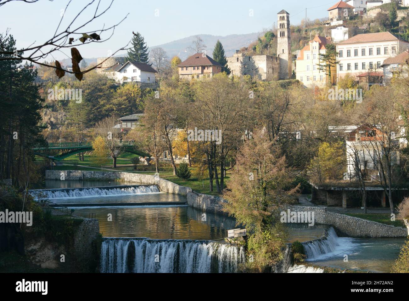 Wasserfall von Pliva in Jajce und Altstadt (Bosnien und Herzegowina) Stockfoto