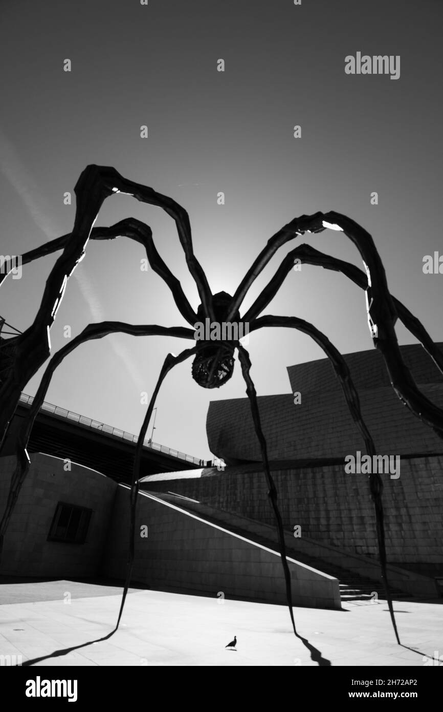 BILBAO, SPANIEN - 20. Oktober 2021: Eine riesige Spinnenskulptur im Guggenheim Museum in Bilbao, Spanien Stockfoto