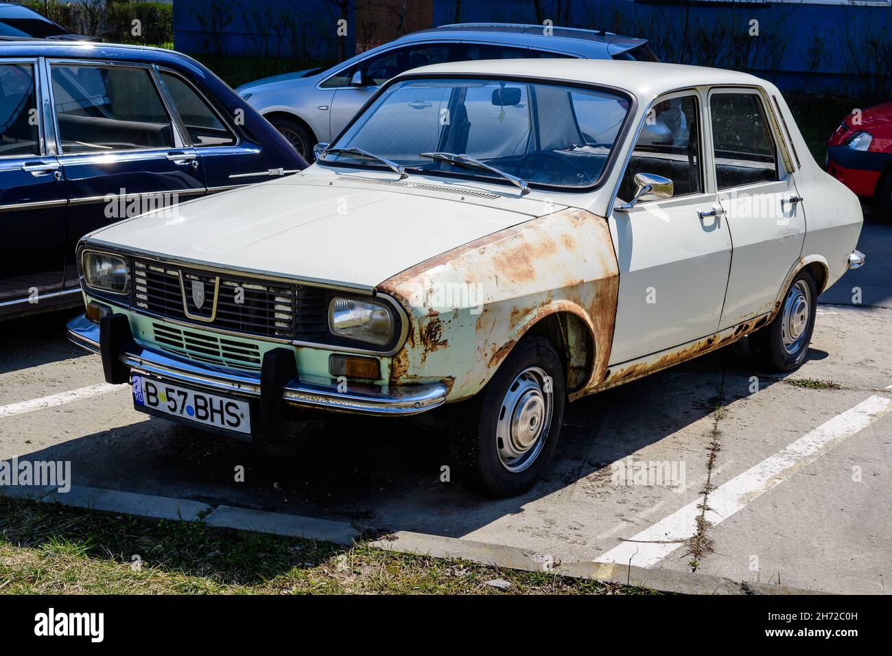 Bukarest, Rumänien, 26. März 2021 an einem sonnigen Frühlingstag wurde in einer Straße ein alter weißer rumänischer Dacia 1300-Oldtimer geparkt Stockfoto