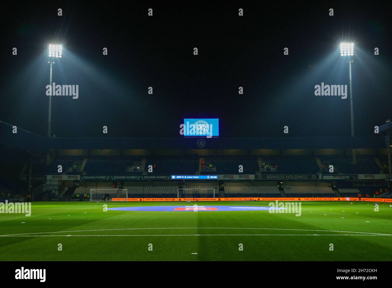 QPR-Stadion vor dem Sky Bet Championship-Spiel zwischen Queens Park Rangers und Luton Town im Kiyan Prince Foundation Stadium., London am Freitag, 19th. November 2021. (Kredit: Ian Randall | MI News) Kredit: MI News & Sport /Alamy Live News Stockfoto