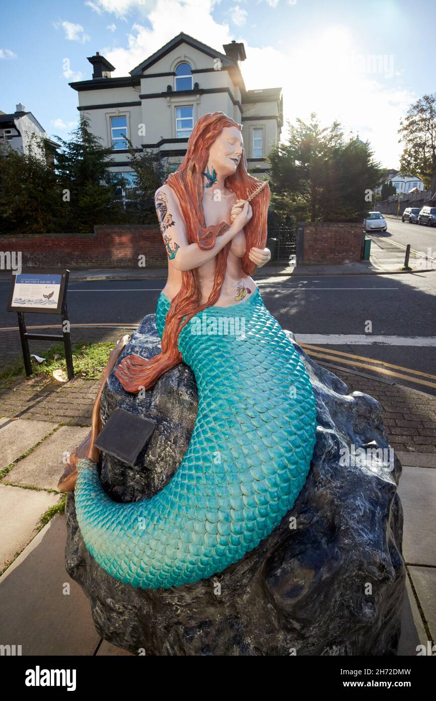Die eingehauene Sirene der schwarzen Rock Meerjungfrau Skulptur Teil der Meerjungfrau Trail New Brighton The Wirral merseyside uk Stockfoto