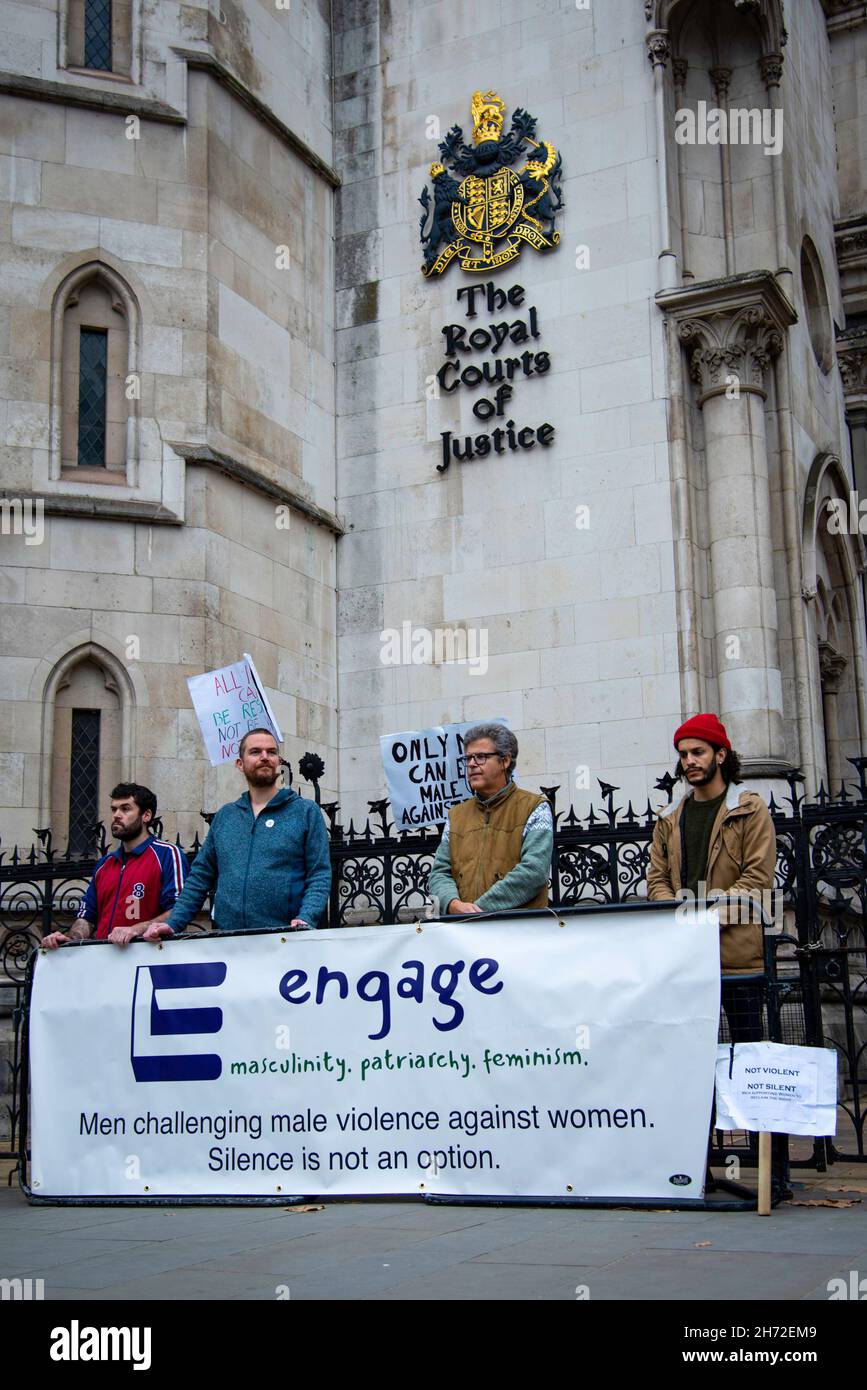 London, Großbritannien. 19th. November 2021. Aktivisten halten während der Demonstration ein großes Transparent mit ihrer Meinung. Internationaler Männertag-Protest vor den königlichen Gerichtshöfen, organisiert von der Engage Conference gegen die Versäumnisse des Justizsystems, männliche Gewalt gegen Frauen ernst zu nehmen und Männer, die Gewalt gegen Frauen anwenden, angemessen zu untersuchen, zu verfolgen und zu verurteilen. (Foto von Loredana Sangiuliano/SOPA IMAG/Sipa USA) Quelle: SIPA USA/Alamy Live News Stockfoto