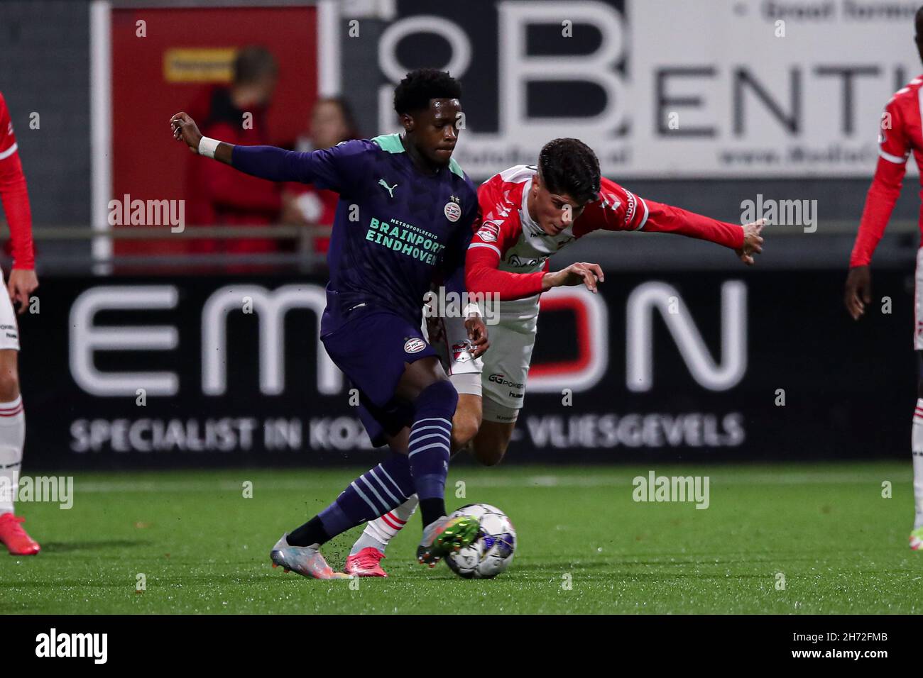 EMMEN, NIEDERLANDE - 19. NOVEMBER U21: Cheick Tour von PSV U21, Oussama El Azzouzi vom FC Emmen während des niederländischen Keukenkampioendivisie-Spiels zwischen FC Emmen und PSV 19 am 2021. November in De Oude Meerdijk in Emmen, Niederlande (Foto: Pieter van der Woude/Orange Picches) Quelle: Orange Pics BV/Alamy Live News Stockfoto