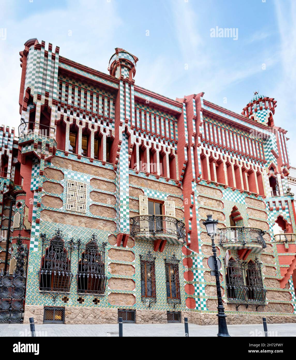 Fassade der Casa Vicens in Barcelona. Es ist das erste Meisterwerk von Antoni Gaudí. Erbaut zwischen 1883 und 1885 als Sommerhaus für die Familie Vicens Stockfoto