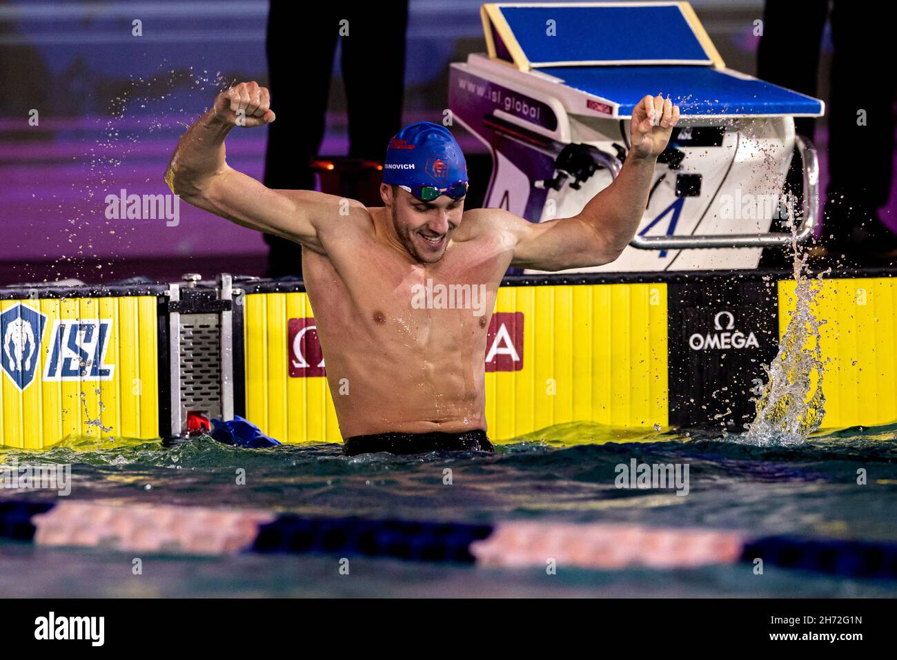 EINDHOVEN, NIEDERLANDE - 19. NOVEMBER: Ilya Shymanovich von Energy Standard feiert Weltrekord bei Männern 100m Brusthub (55,32s) während des ISL Playoff Match 3 Day 2 im Pieter van den Hoogenband Zwembad am 19. November 2021 in Eindhoven, Niederlande (Foto von Marcel ter Bals/Orange Picles) Quelle: Orange Pics BV/Alamy Live News Stockfoto