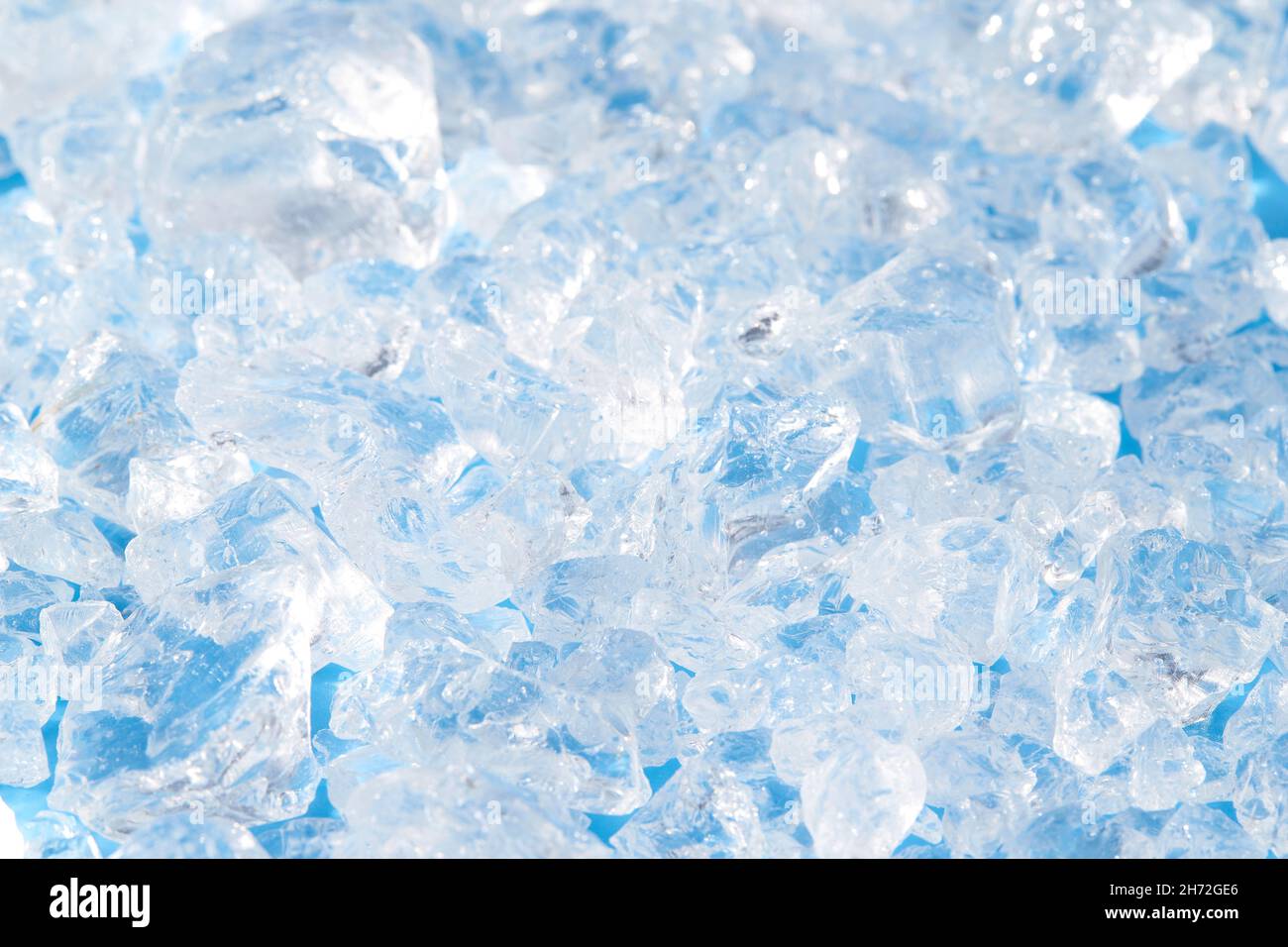 Nahaufnahme von zerkleinertem Eis im Sonnenlicht. Sommerliches Muster im Hintergrund Erfrischungskonzept Stockfoto