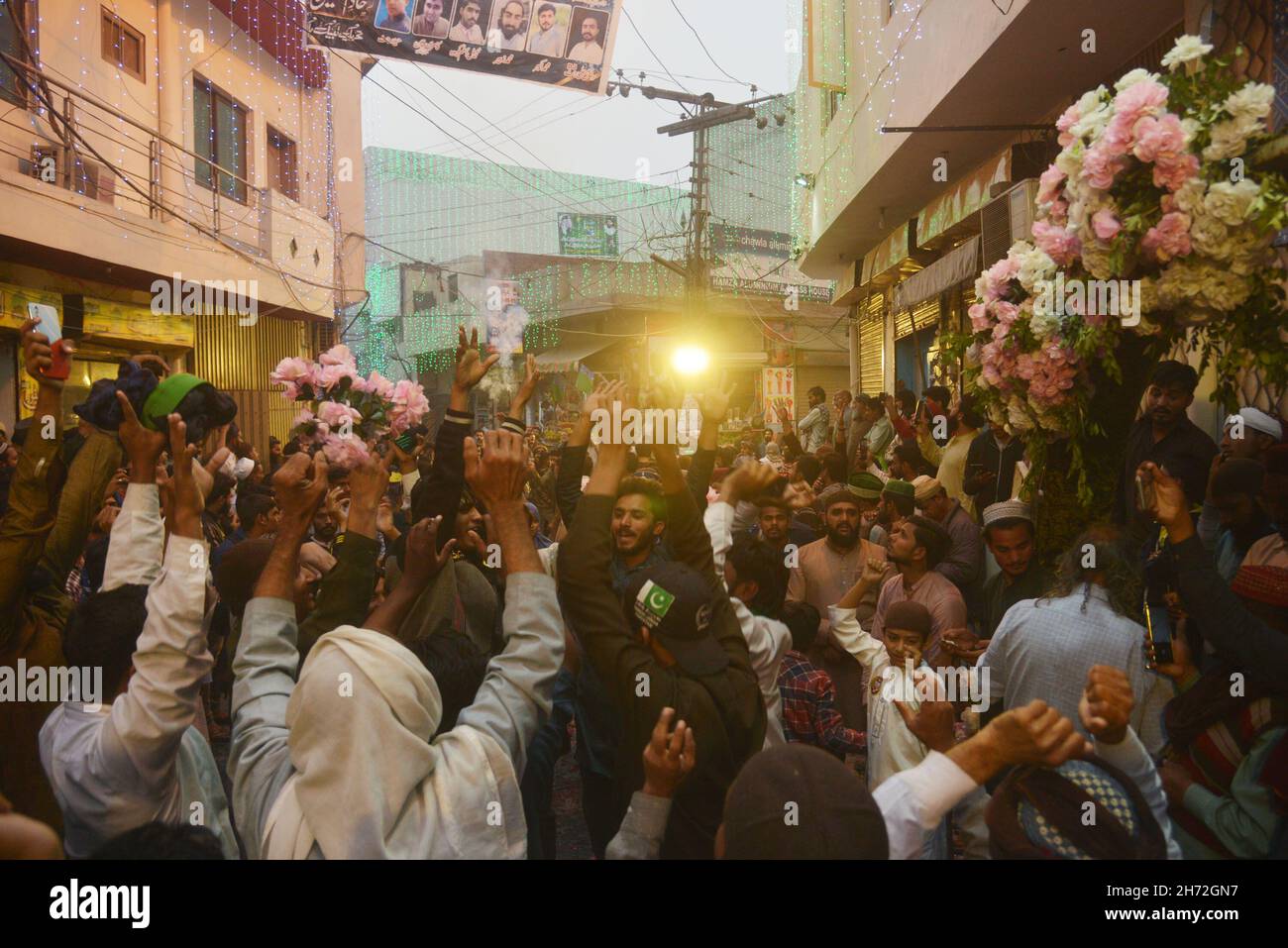 Unterstützer feiern, nachdem Hafiz Saad Rizvi, Chef von Tehreek-e-Labbaik Pakistan (TLP), am 18. November aus dem Gefängnis von Kot Lakhpat in Pakistan entlassen wurde. 2021. (Foto von Rana Sajid Hussain/Pacific Press/Sipa USA) Stockfoto