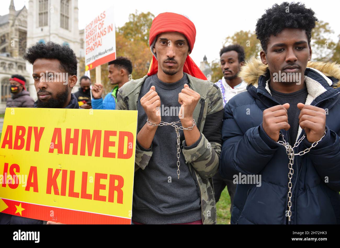 London, Großbritannien. 19th. November 2021. Demonstranten von Tigray ketteten sich während der Demonstration in einem symbolischen Akt die Hände.Tigray protestierten auf dem Parliament Square in London, um Aktionen der äthiopischen Regierung gegen die Bevölkerung der Tigray zu verurteilen. (Foto von Thomas Krych/SOPA Images/Sipa USA) Quelle: SIPA USA/Alamy Live News Stockfoto