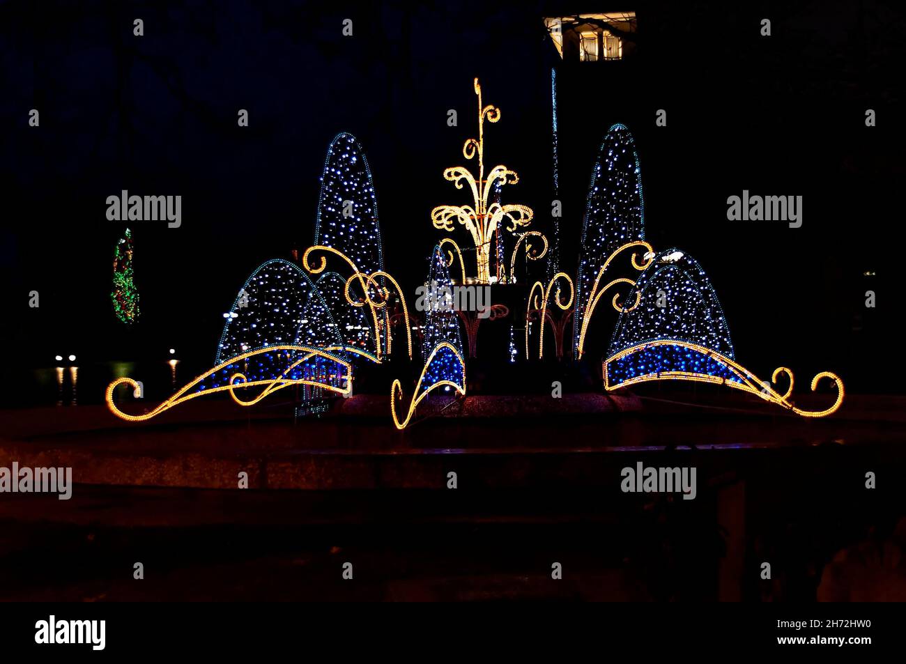 Abendansicht einer schönen bunten leuchtenden Kombination vor dem neuen Jahr, Sofia, Bulgarien Stockfoto