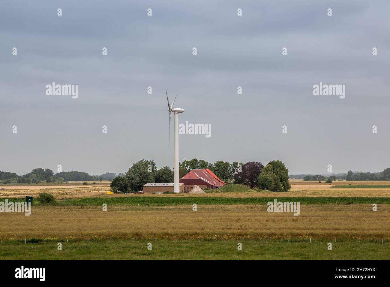 Windräder für erneuerbare Energie auf dem flachen Marschland Norddeutschlands Stockfoto