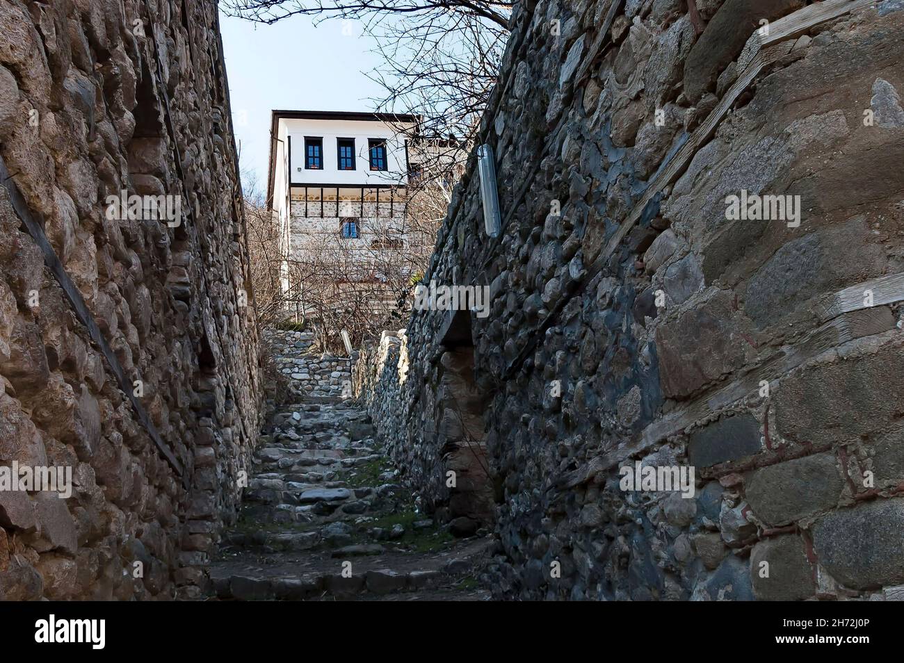 Enge gepflasterte Straßen mit traditionellen Häusern in der antiken Stadt Melnik, Bulgarien Stockfoto