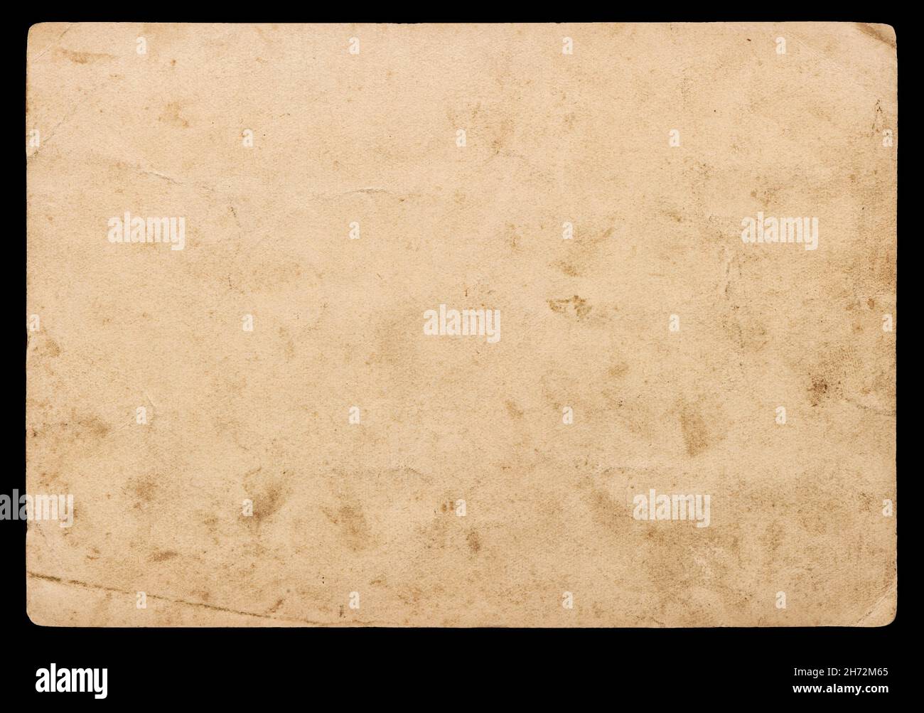 Verwendetes Papierblatt isoliert. Vintage zerrissene Pappe auf schwarzem Hintergrund Stockfoto