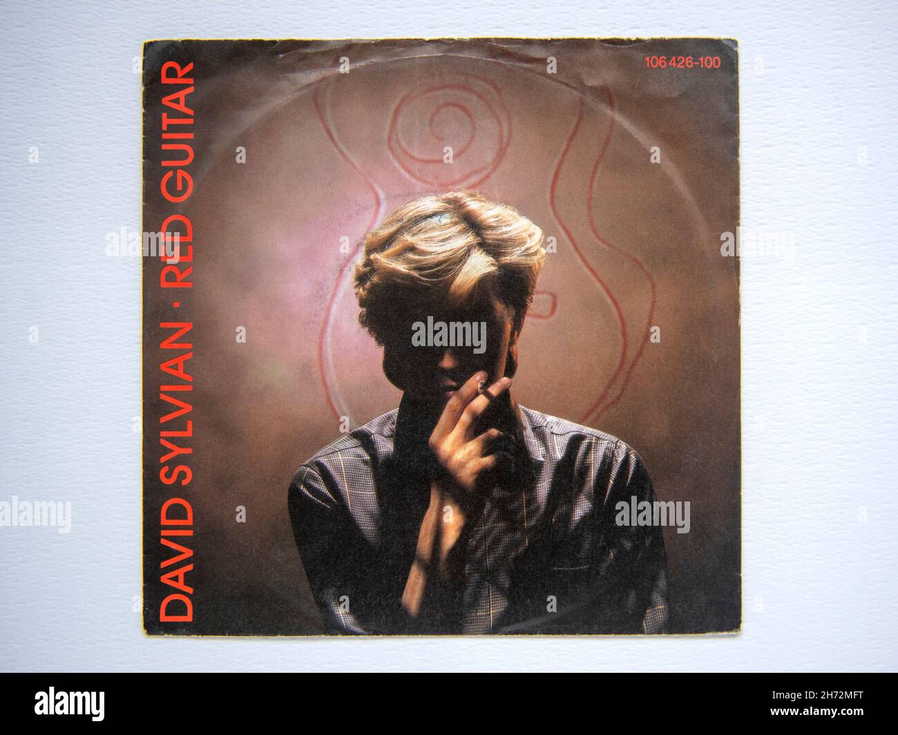 Bildercover der 7 Zoll großen Single-Version von Red Guitar, der Debüt-Solo-Single von David Sylvian, die 1984 veröffentlicht wurde Stockfoto Bildercover der 7 Zoll großen Single-Version von Red Guitar, der Debüt-Solo-Single von David Sylvian, die 1984 veröffentlicht wurde Stockfoto