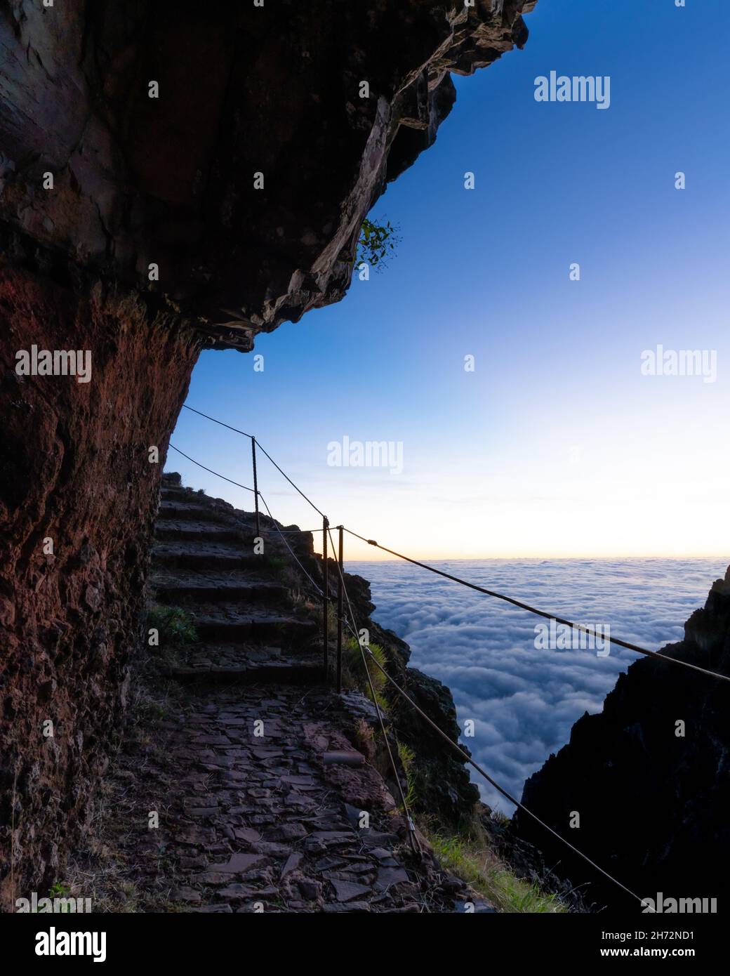 Szenische Aufnahme der Treppe in Madeira Ninho da Manta Aussichtsplattform auf der Klippe in Portugal Stockfoto
