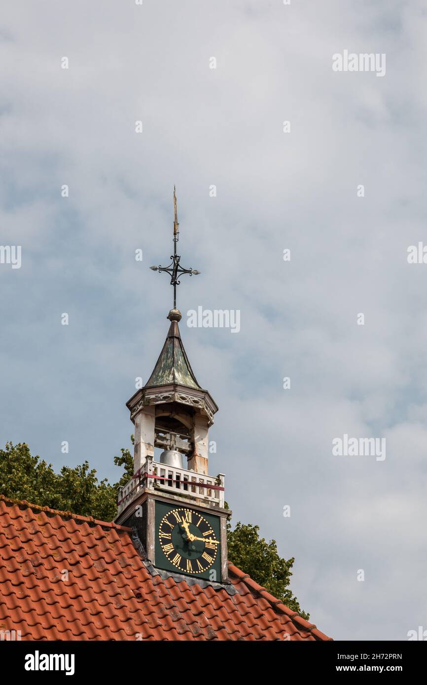 Kleiner Glockenturm auf dem Dach der Kirche mit Uhr Stockfoto