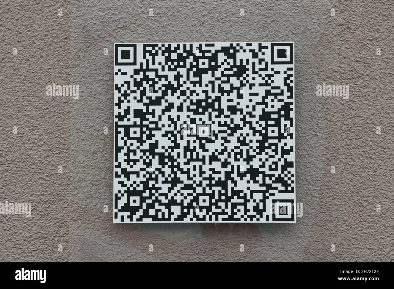QR-Code zweidimensionales Barcode-Zeichen an der Wand Stockfoto