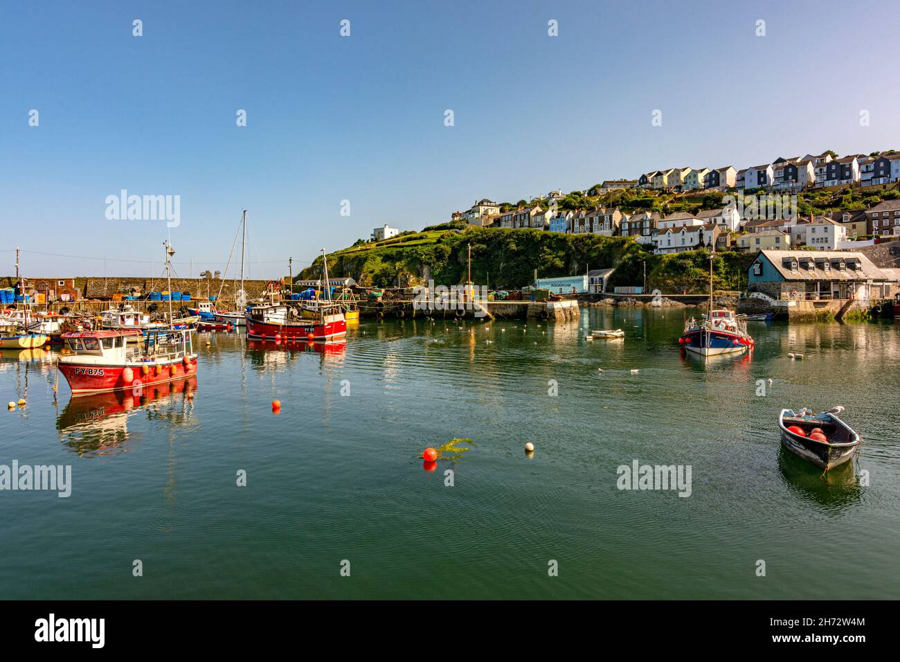 Mevagissey, Innenhafen an einem heißen Julinachmittag - Mevagissey, Cornwall, Großbritannien. Stockfoto