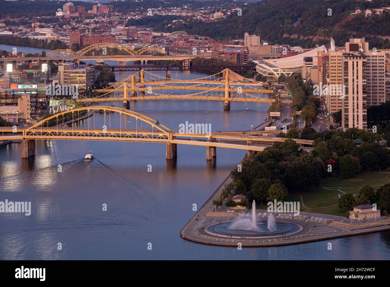 Stadtbild von Pittsburgh und Abendlicht. Fort Duquesne Brücke im Hintergrund. Andy Warhol Bridge, Rachel Carson Bridge, Roberto Clemente Bridge i Stockfoto