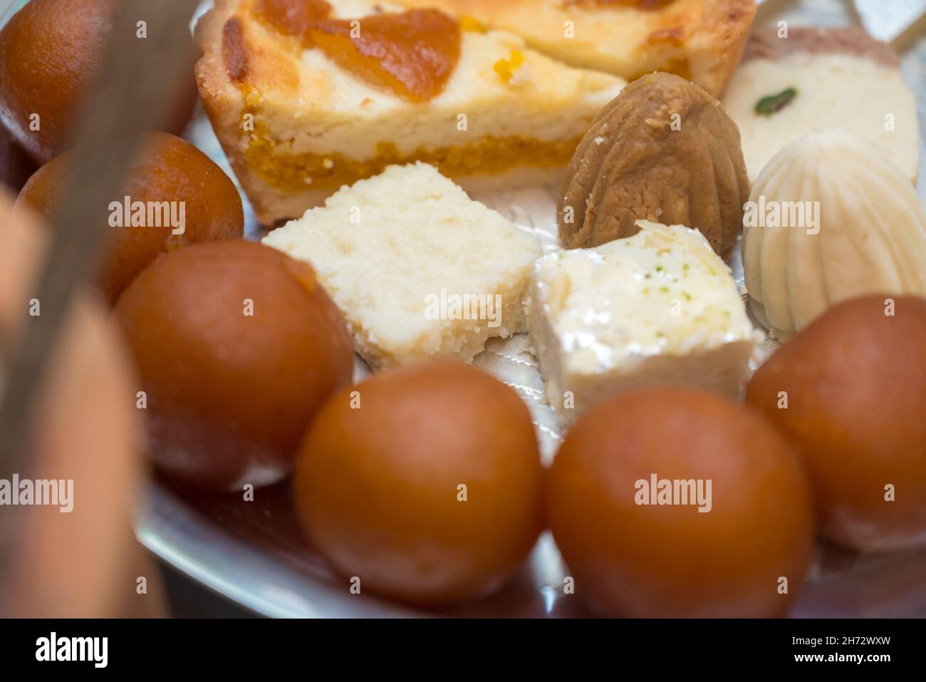 Süßigkeiten wie Gulab jamun, soan papdi serviert in indischen Hochzeiten Stockfoto