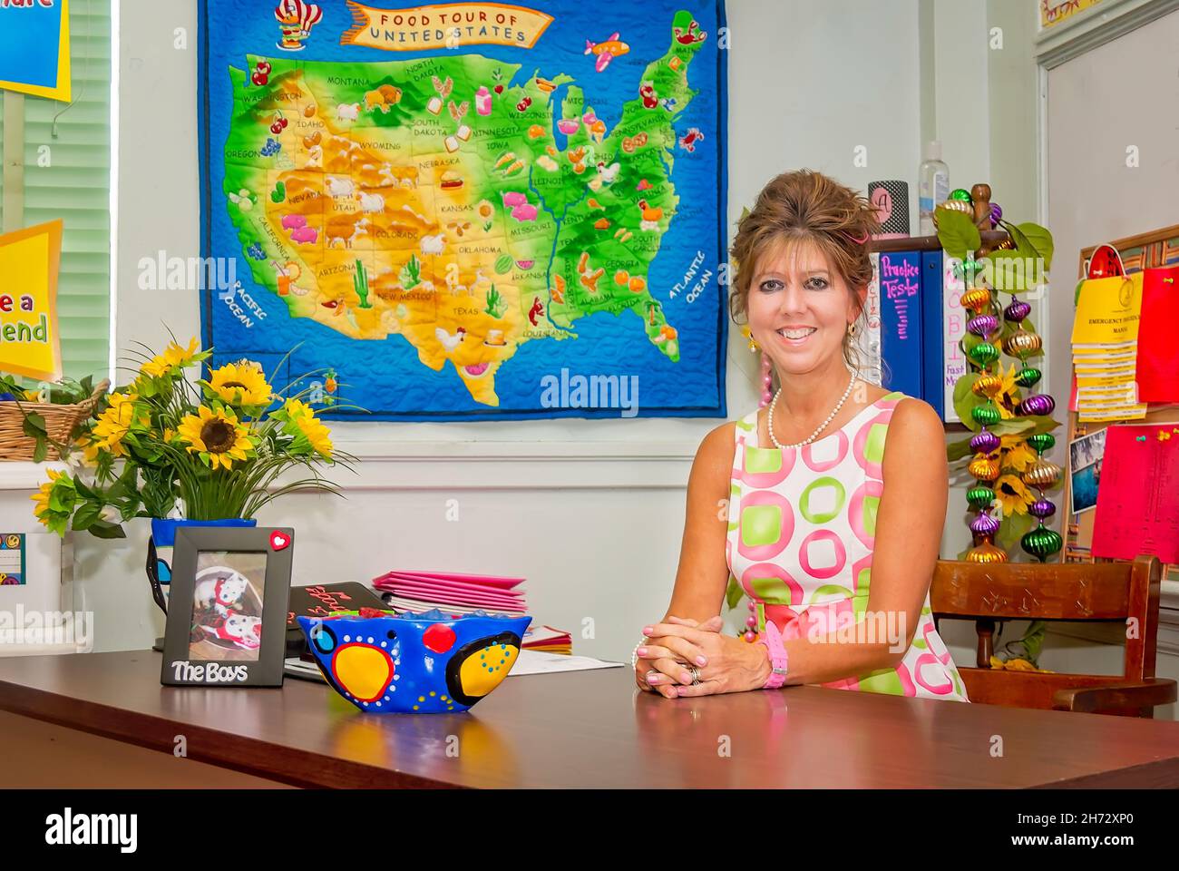 Eine Lehrerin der vierten Klasse sitzt am 1. August 2011 an ihrem Schreibtisch in einer Grundschule in Columbus, Mississippi. Stockfoto