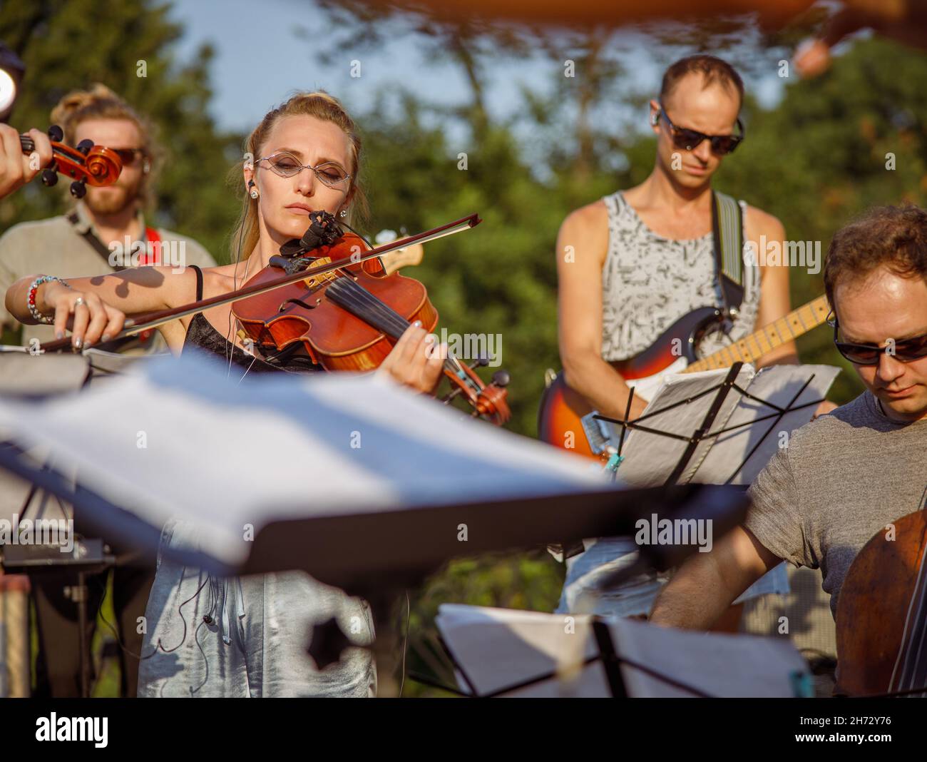 Schöne Geigerin, die im Orchester Geige spielt Stockfoto