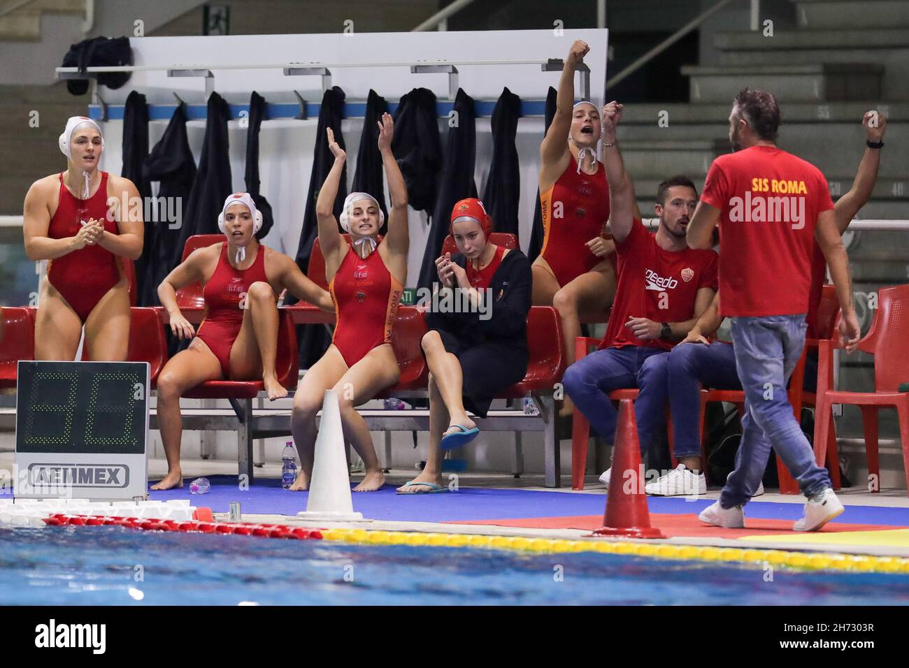 Schwimmbad Polo Natatorio, Rom, Italien, 19. November 2021, SIS Roma Jubel während des Spiels SIS Roma gegen CN Mediterrani Barcelona - Waterpolo EuroLeague Women Stockfoto