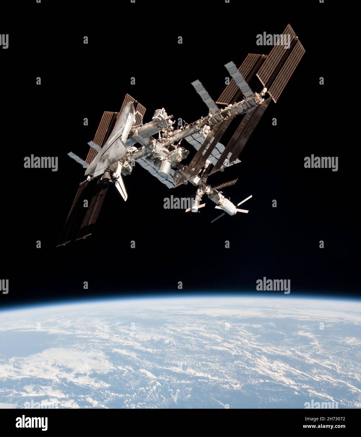 SPACE SHUTTLE ENDEAVOUR nach dem Andocken an der Internationalen Raumstation während der STS-134 im Mai 2011. Es flog insgesamt 25 Missionen. Stockfoto