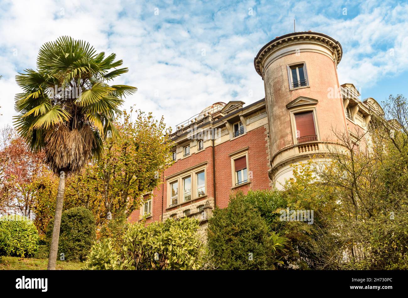 Ansicht des historischen Gebäudes der Villa Toeplitz in der Herbstsaison in Varese, Lombardei, Italien Stockfoto