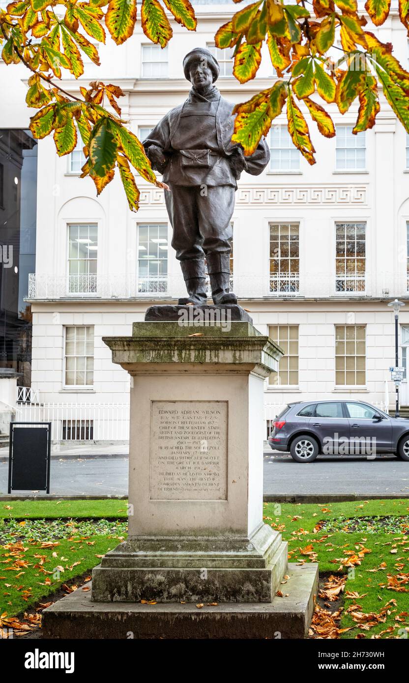 Statue von Edward Wilson, der 1912 am Südpol in Cheltenham Gloucestershire, Großbritannien, am 16. November 2021 starb Stockfoto