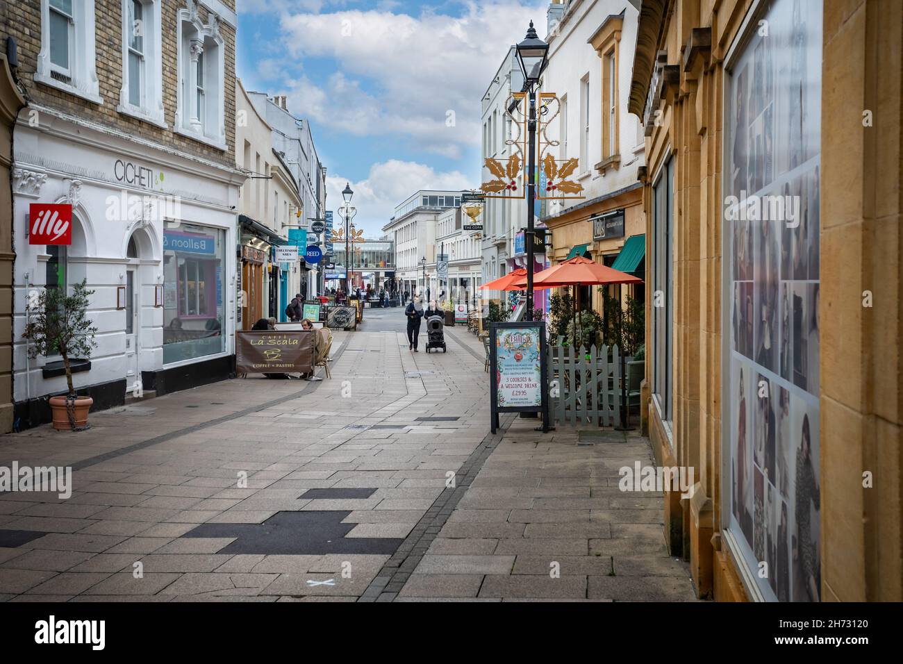 Blick auf die Regent Street in Richtung Regent Arcade in Cheltenham Gloucestershire, Großbritannien, am 16. November 2021 Stockfoto