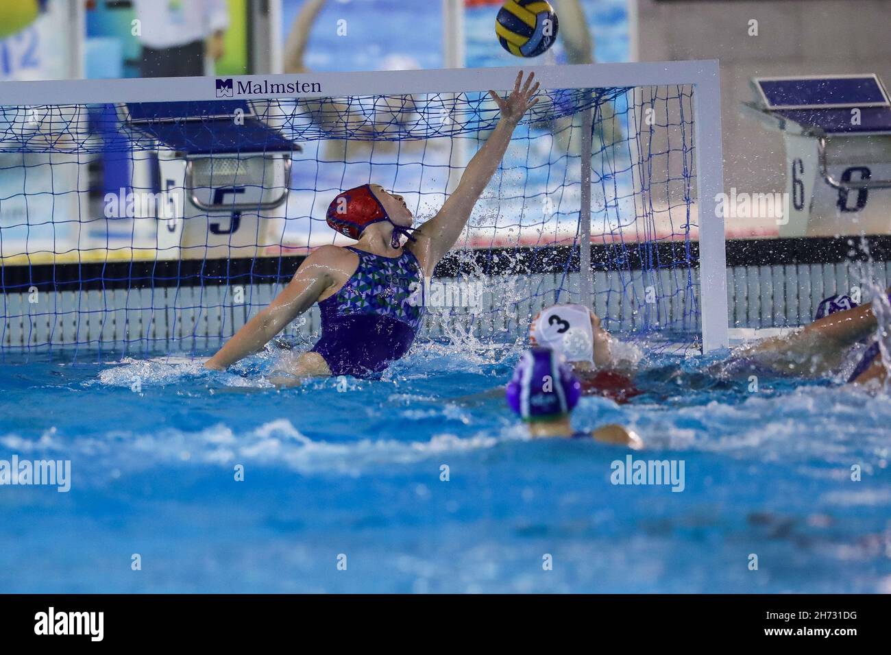 Schwimmbad Polo Natatorio, Rom, Italien, 19. November 2021, N. Trojan Jimenez (Mediterrani Barcelona) während des Spiels SIS Roma gegen CN Mediterrani Barcelona - Waterpolo EuroLeague Women Stockfoto