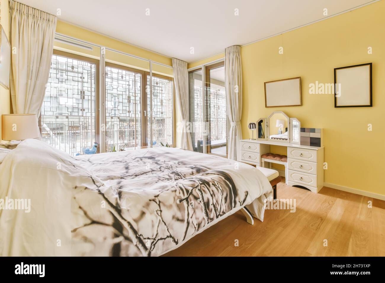 Design der Schlafzimmer-Innenausstattung mit gelben Wänden Stockfoto