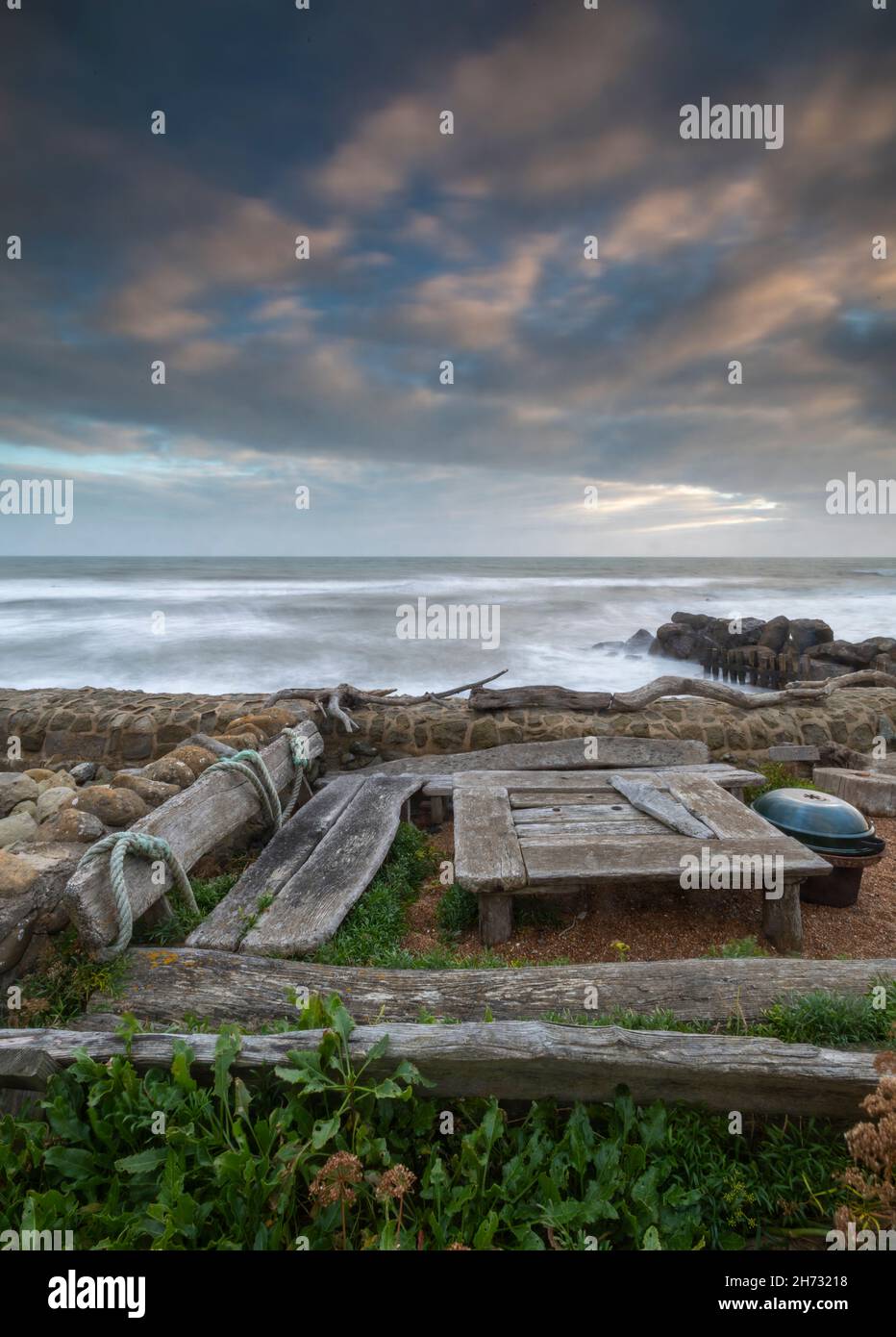 Isle of wight Küstenlinie in der Steephill Cove, Tisch und Stühle aus Treibholz am Strand in der Steephill Cove auf der Insel wight Coastline, launisch. Stockfoto