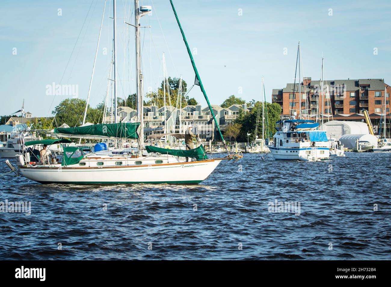 Segelboote, die an einem schönen sonnigen Tag am Annapolis City Dock (Ego Alley) in Annapolis Maryland segeln können. Stockfoto