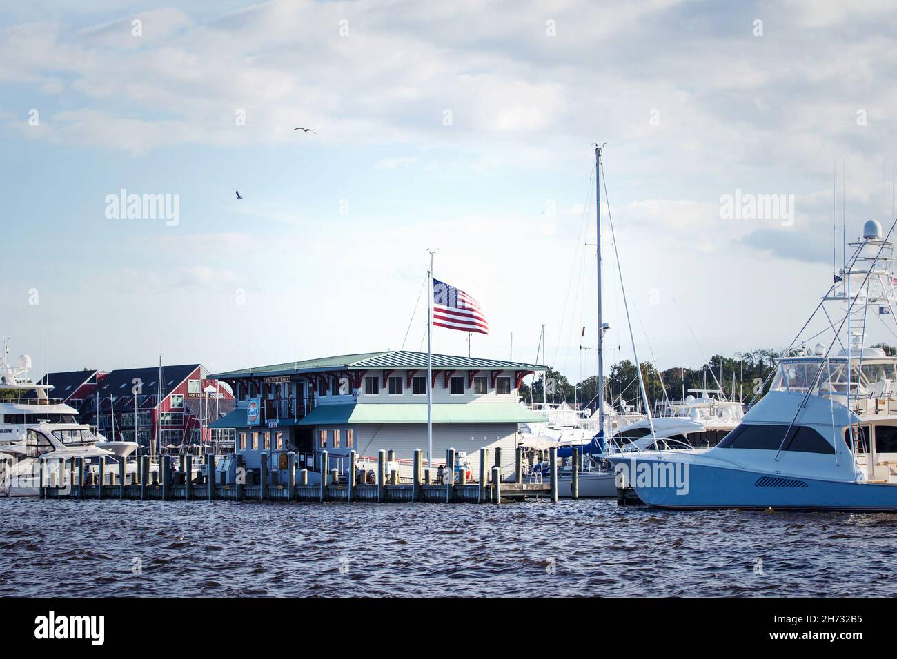 Segelboote, die an einem schönen sonnigen Tag am Annapolis City Dock (Ego Alley) in Annapolis Maryland segeln können Stockfoto