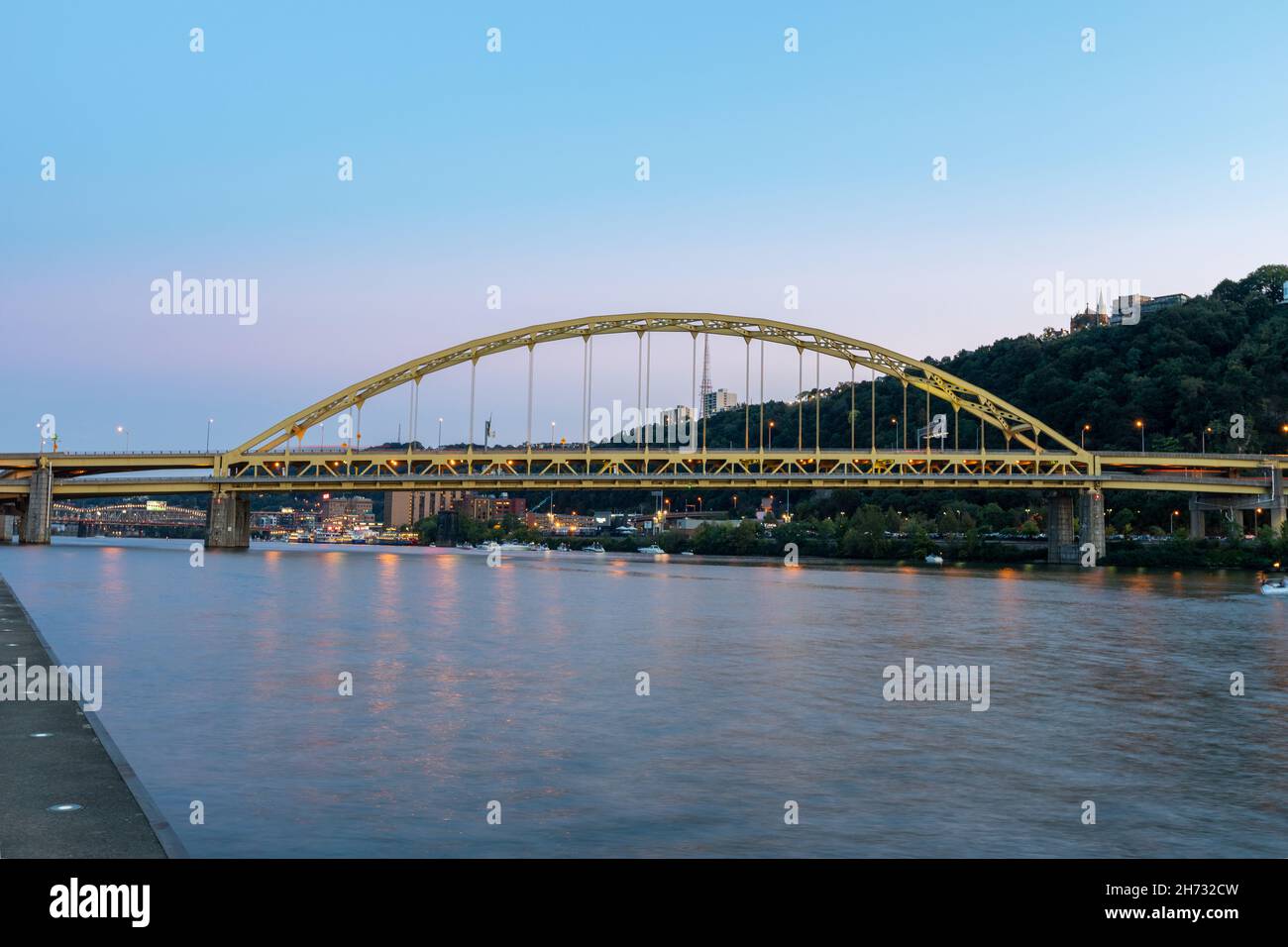 Fort Pitt Bridge und Monongahela River in Pittsburgh in Pennsylvania Stockfoto