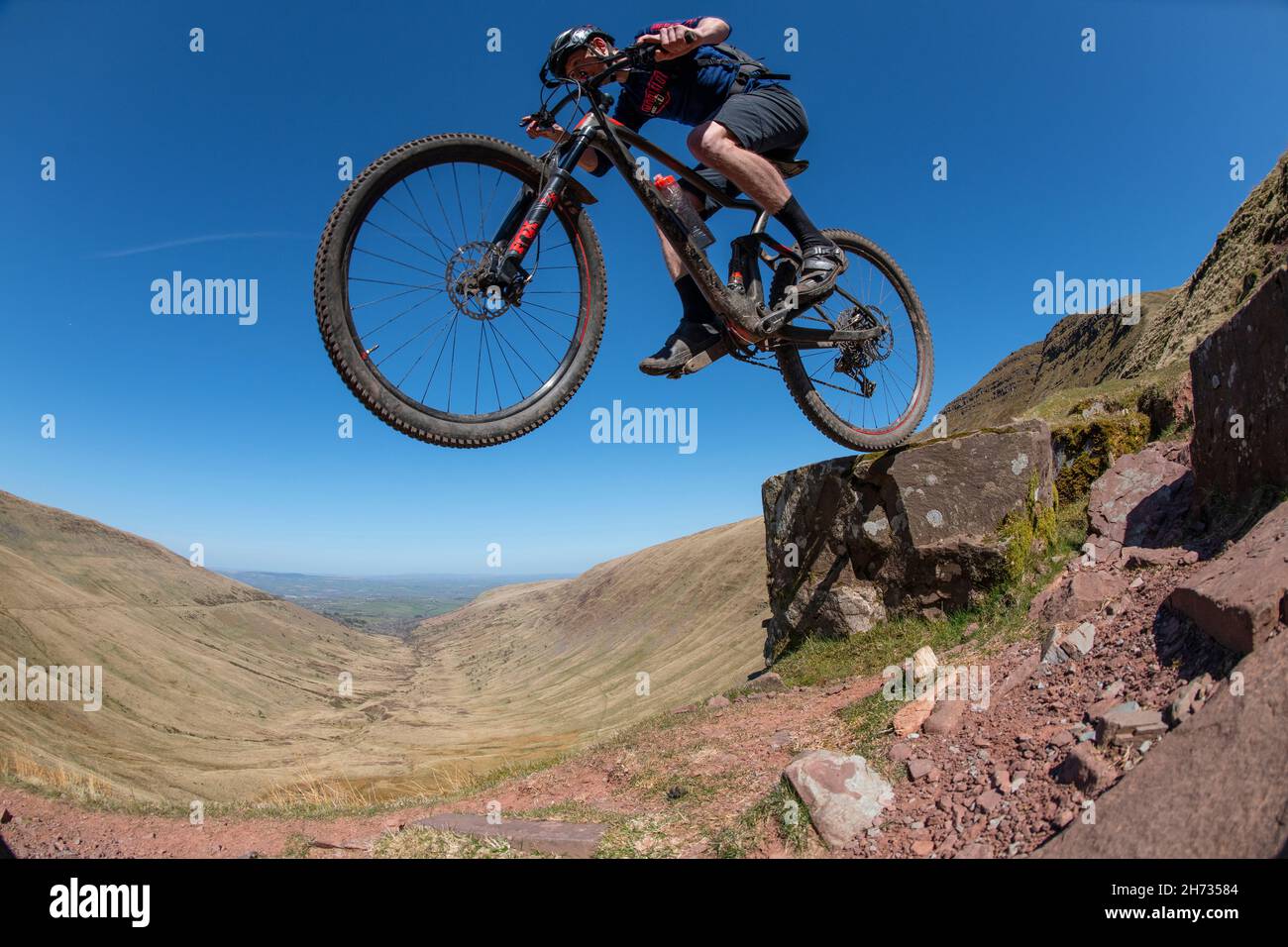 Zwei Männer fahren im Brecon Beacons National Park in Wales, Vereinigtes Königreich, Mountainbikes. Stockfoto